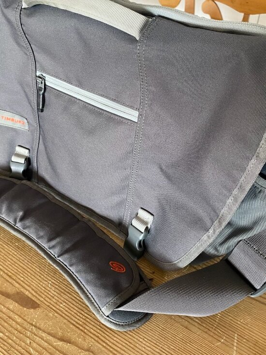 timbuk2 insulated messanger bag Flight Classic Messenger Bag, S, Jet Black Weatherproof exterior and waterproof 70D TPU liner protect gear through any commute Timbuk2 Classic Messenger Bag (Large,